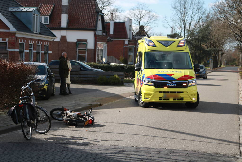 Scooterrijder gewond bij botsing met paal