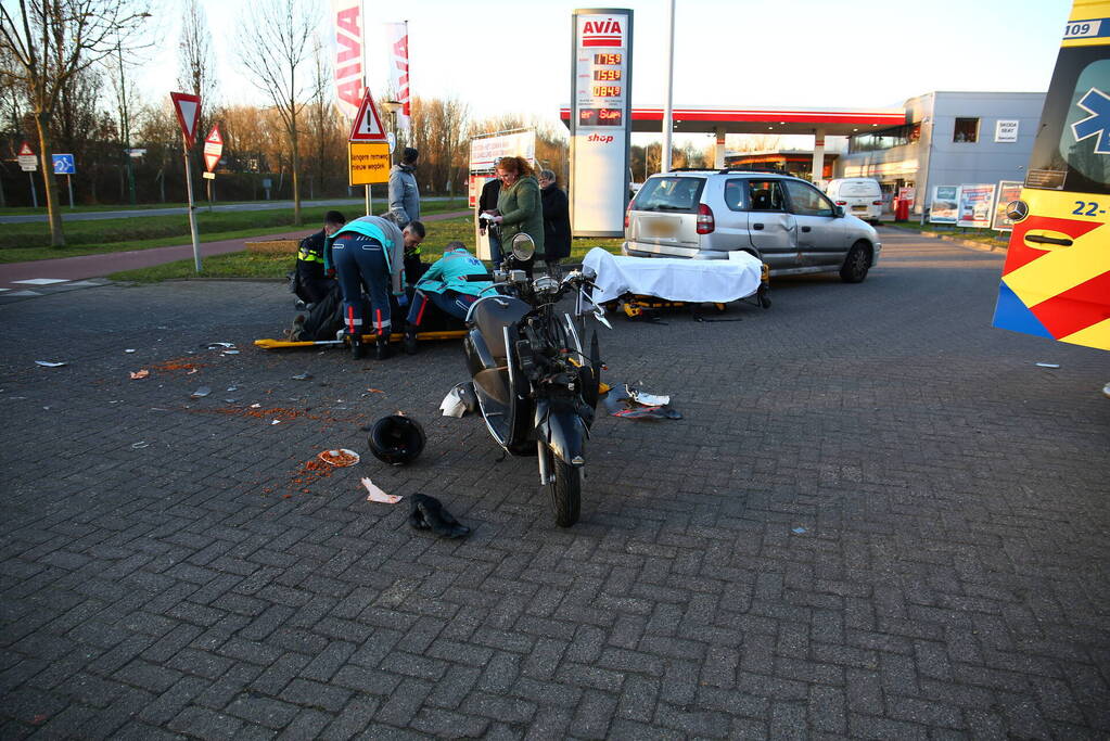 Scooterrijder en automobilist in botsing