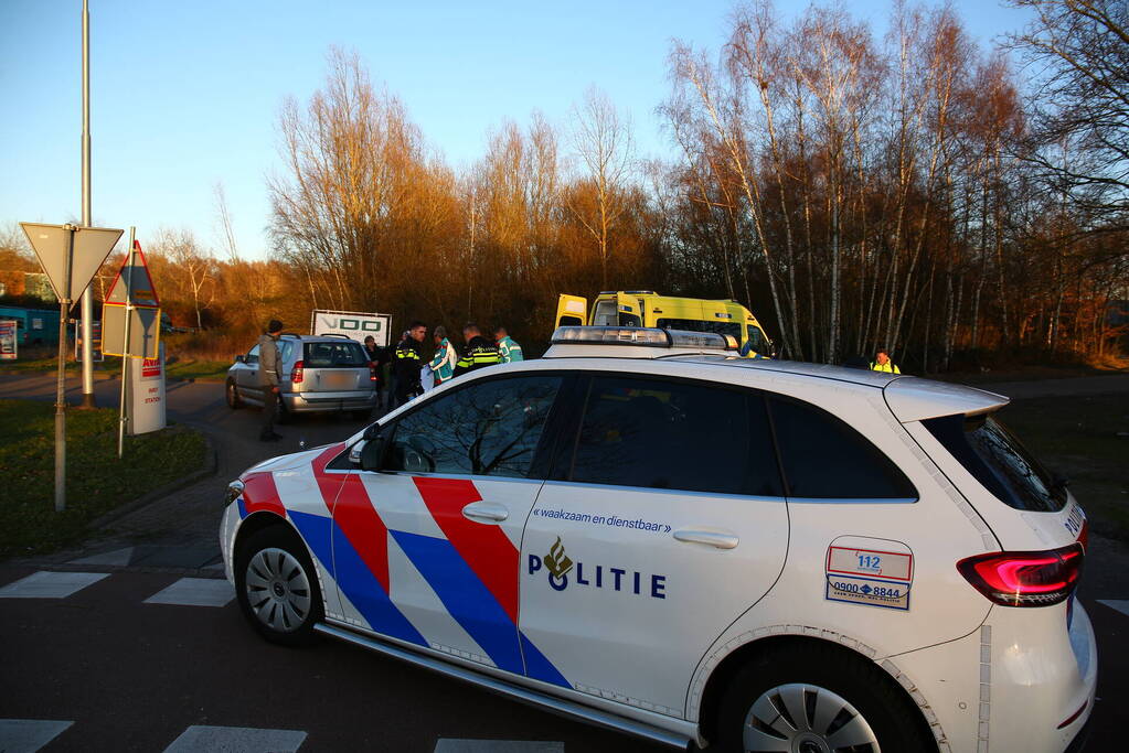 Scooterrijder en automobilist in botsing