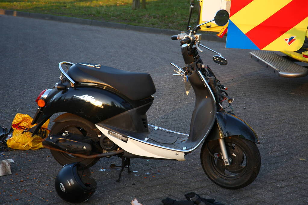 Scooterrijder en automobilist in botsing