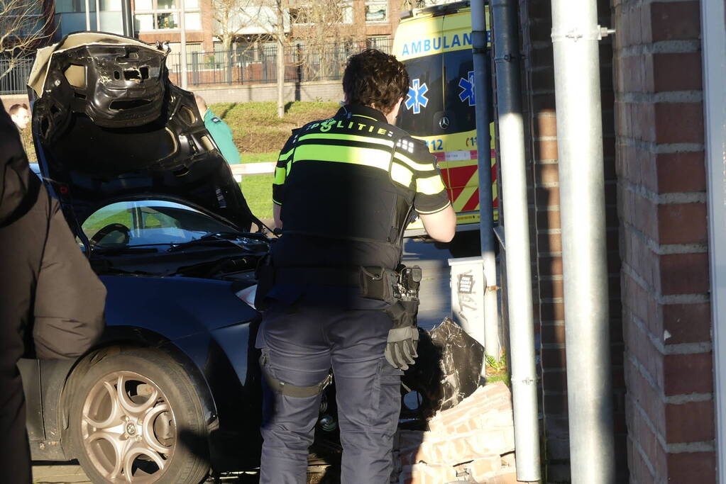 Flinke schade nadat auto tegen flat rijdt