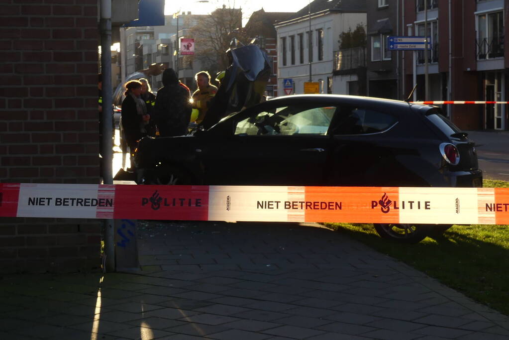 Flinke schade nadat auto tegen flat rijdt
