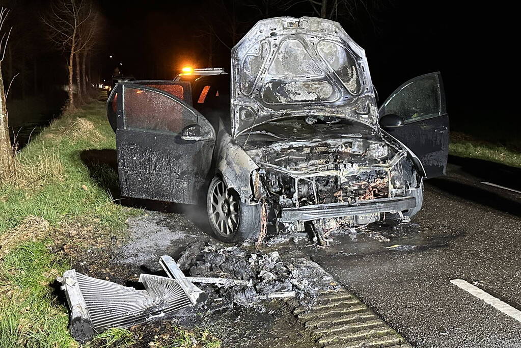 Auto vliegt in brand tijdens rijden