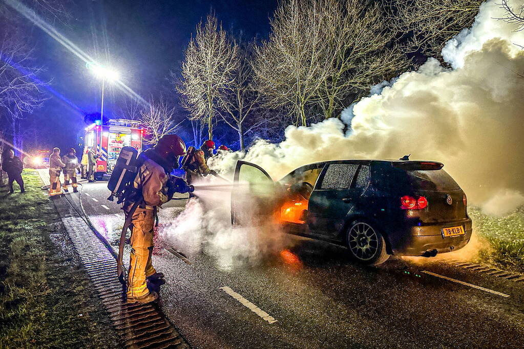 Auto vliegt in brand tijdens rijden