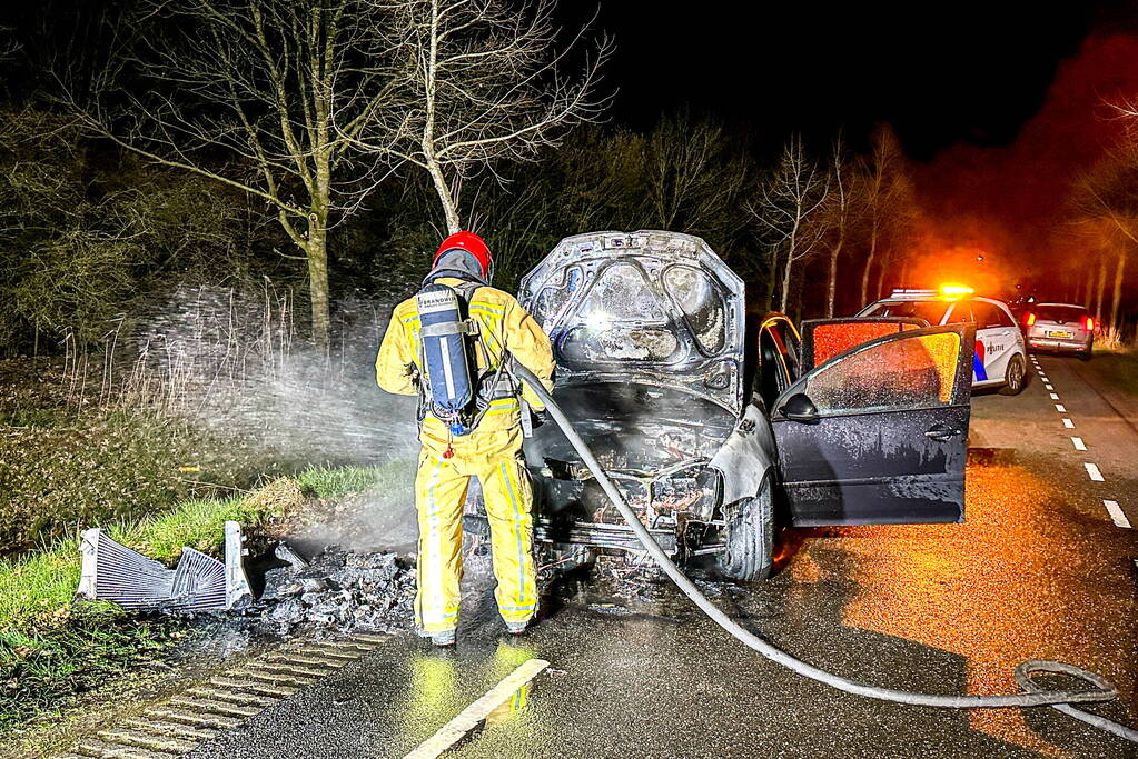 Auto vliegt in brand tijdens rijden