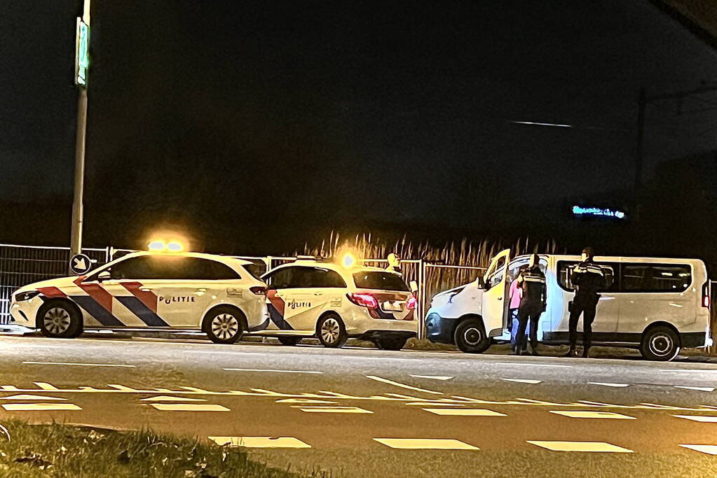 Politie rijdt bestelbus klem, één aanhouding