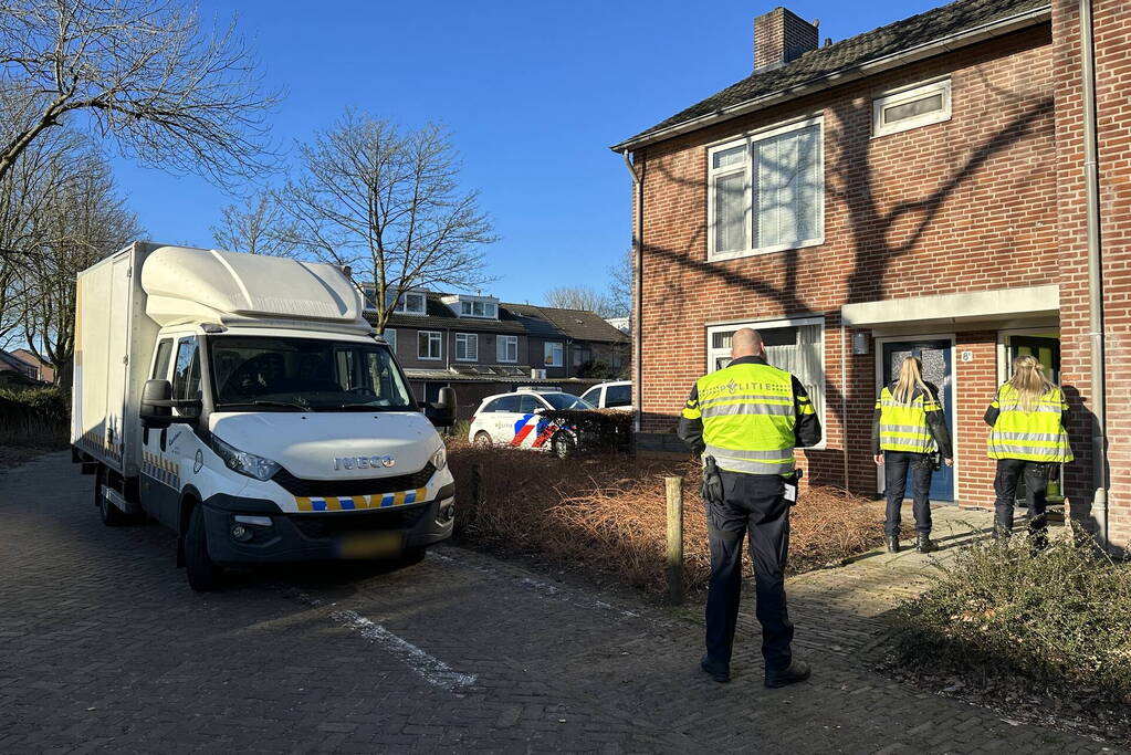 Politie vindt hennepkwekerij na inbraak