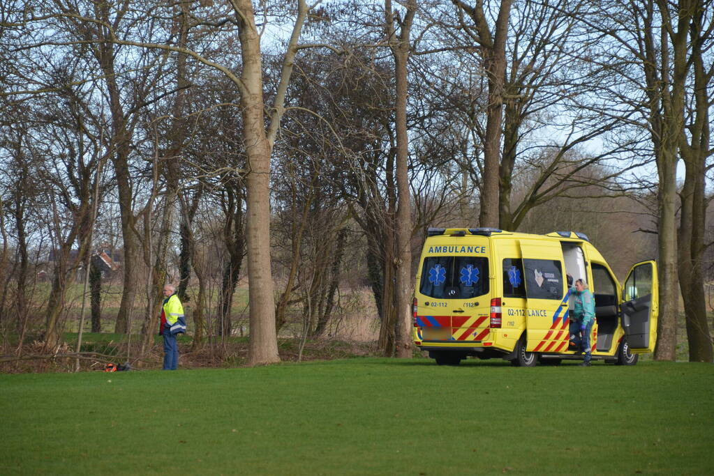 Persoon gewond bij snoeiwerkzaamheden