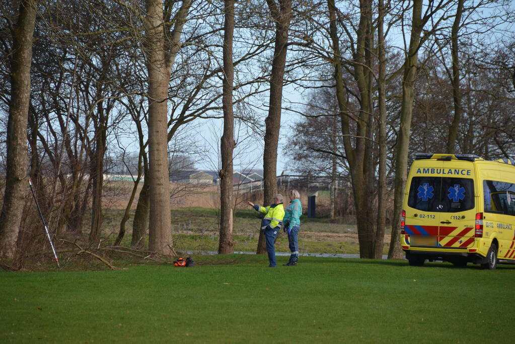 Persoon gewond bij snoeiwerkzaamheden