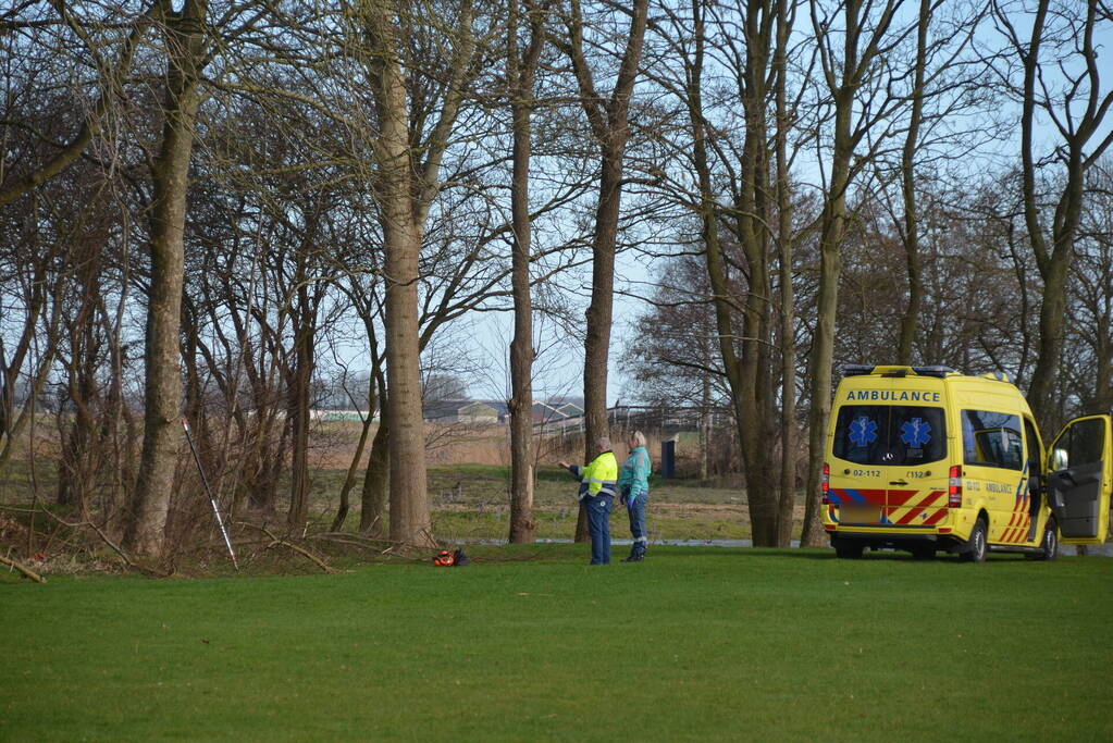 Persoon gewond bij snoeiwerkzaamheden