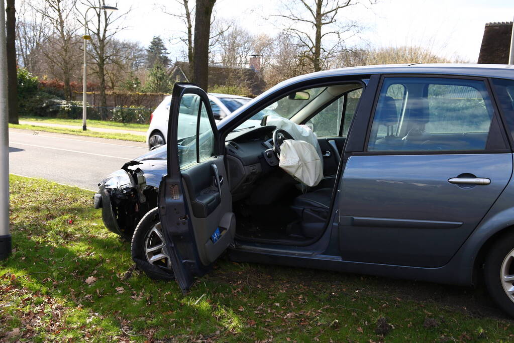Flinke schade bij botsing tussen twee auto's