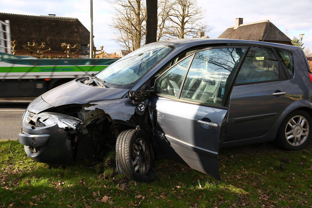 Flinke schade bij botsing tussen twee auto's
