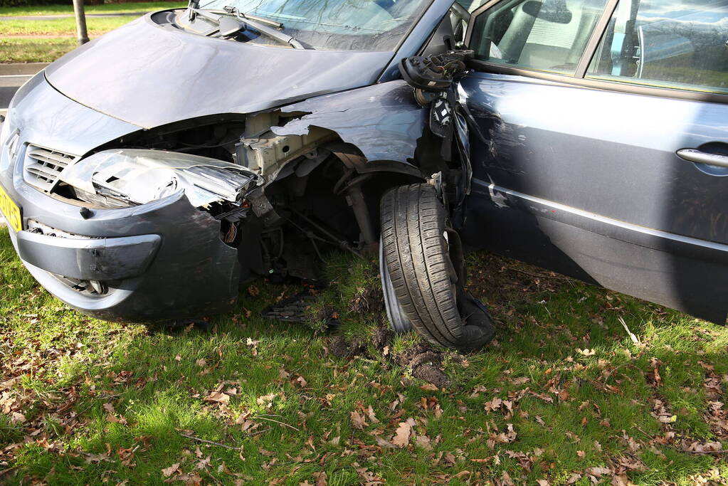 Flinke schade bij botsing tussen twee auto's