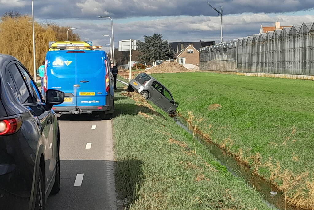 Automobilist raakt van de weg belandt in sloot