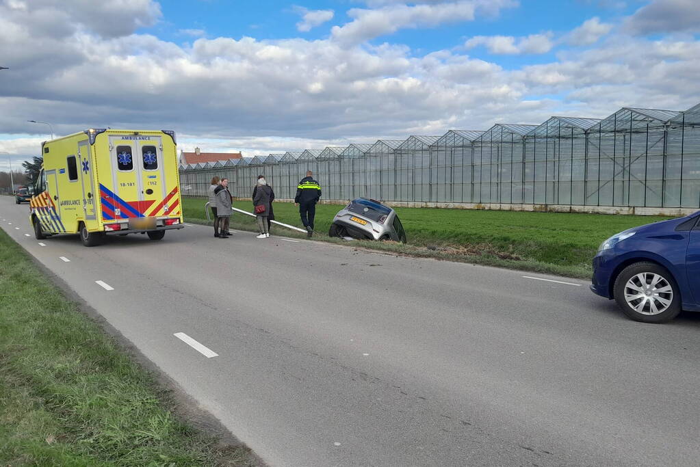 Automobilist raakt van de weg belandt in sloot