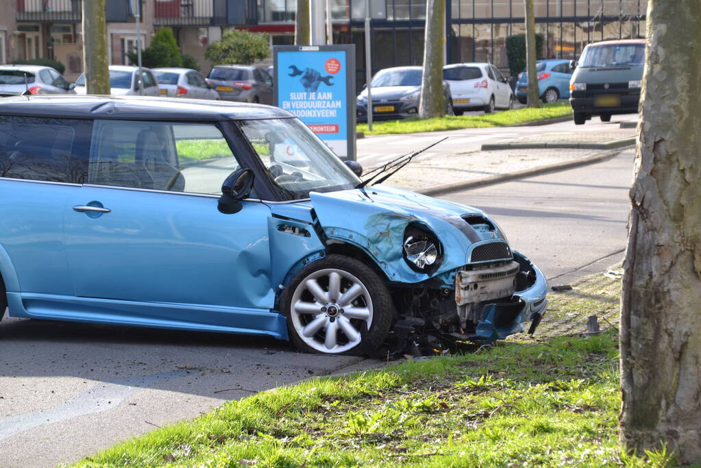 Automobilist eindigt tegen boom