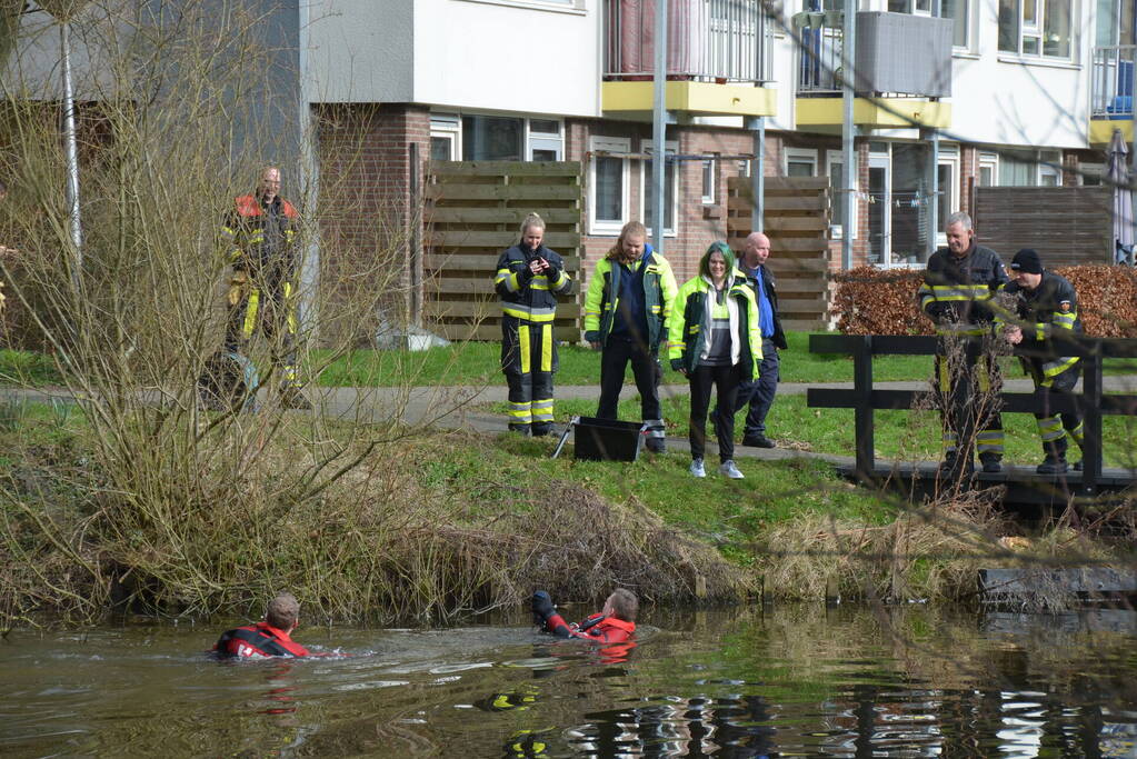 Meerkoet raakt verstrikt en wordt gered door brandweer