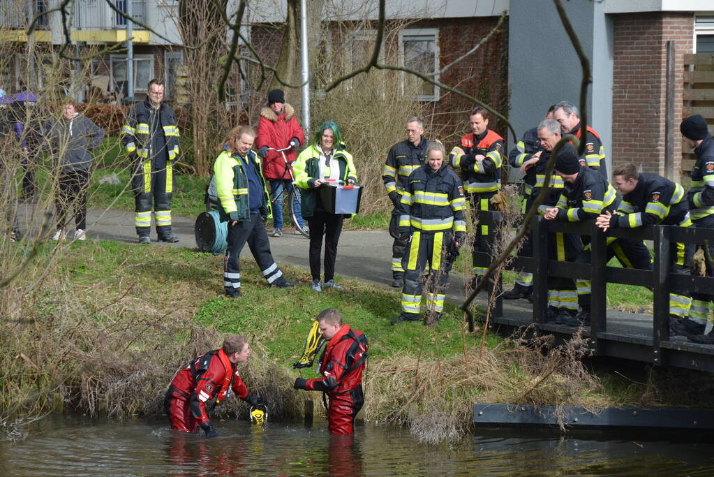 Meerkoet raakt verstrikt en wordt gered door brandweer