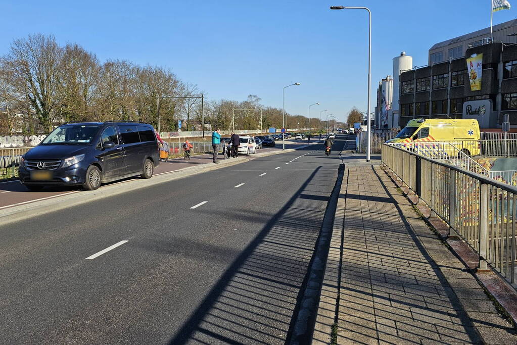 Overstekende fietser botst op beslbus