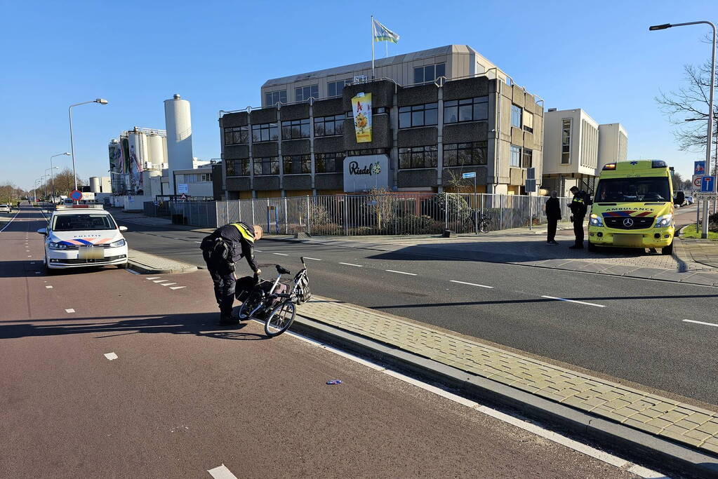 Overstekende fietser botst op beslbus