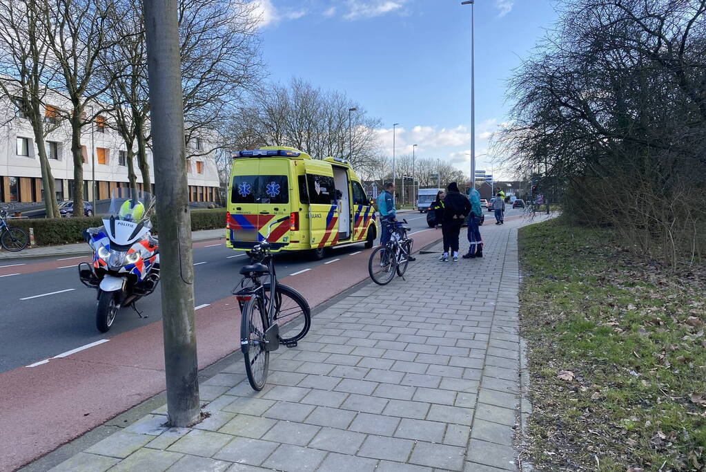Fietser gewond na tik van spiegel van auto