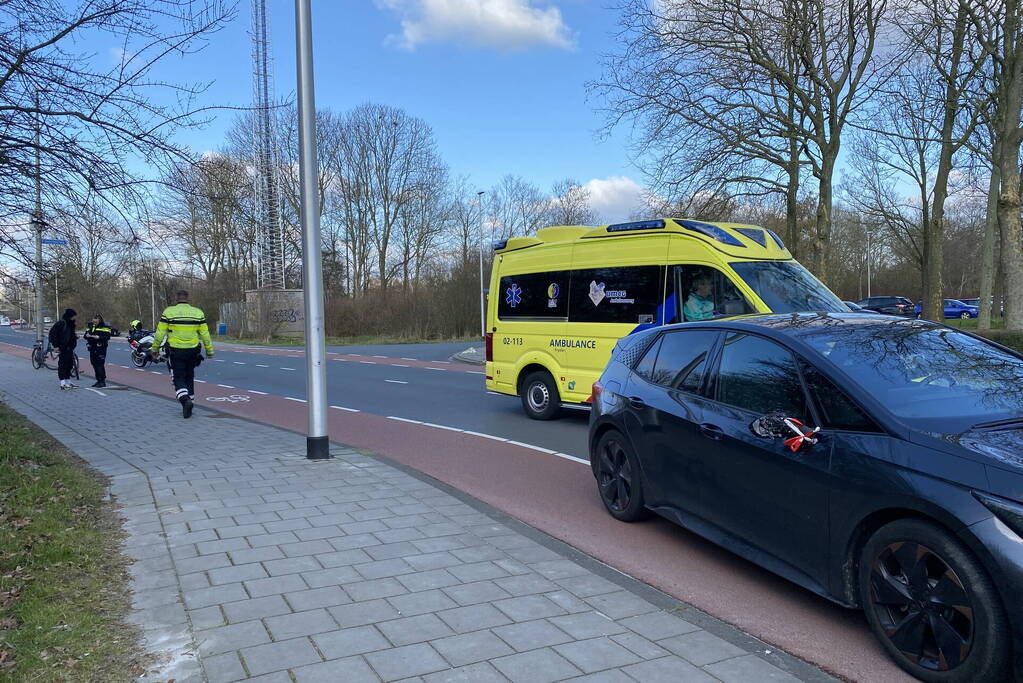 Fietser gewond na tik van spiegel van auto