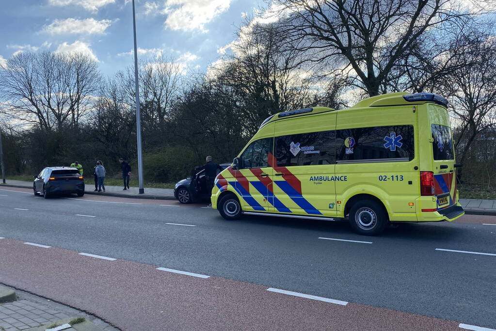 Fietser gewond na tik van spiegel van auto
