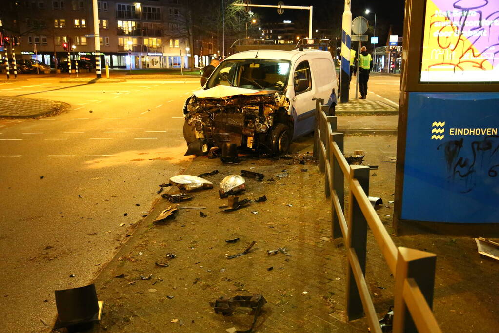 Veel schade bij botsing tussen twee bestelbussen