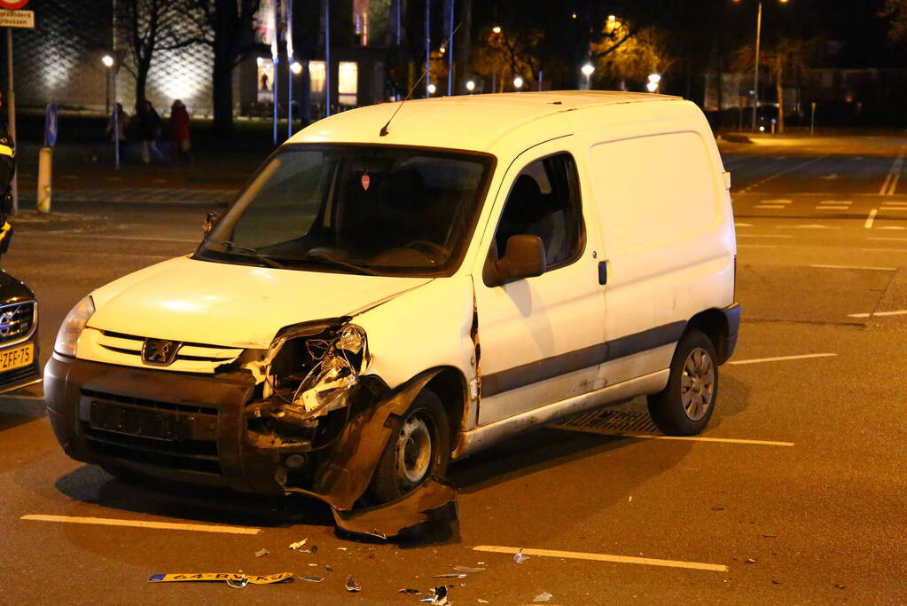 Veel schade bij botsing tussen twee bestelbussen
