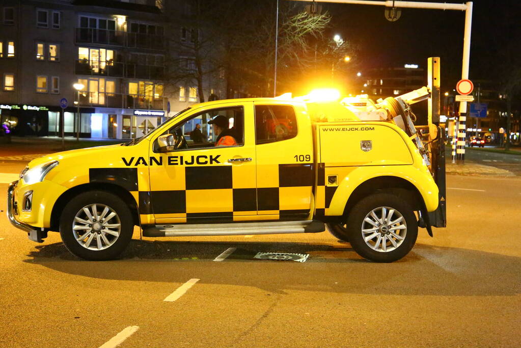 Veel schade bij botsing tussen twee bestelbussen
