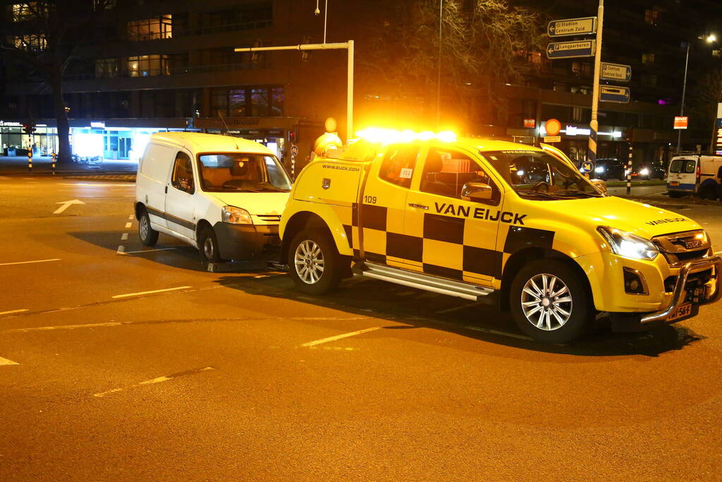 Veel schade bij botsing tussen twee bestelbussen