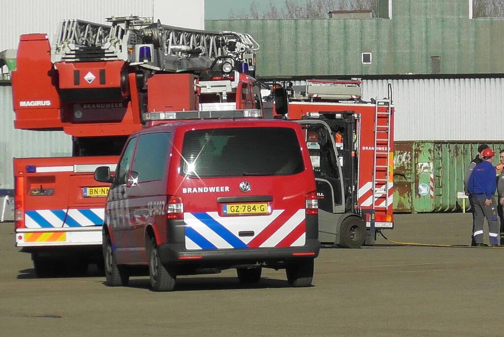 Bedrijfshal vol rook na brand