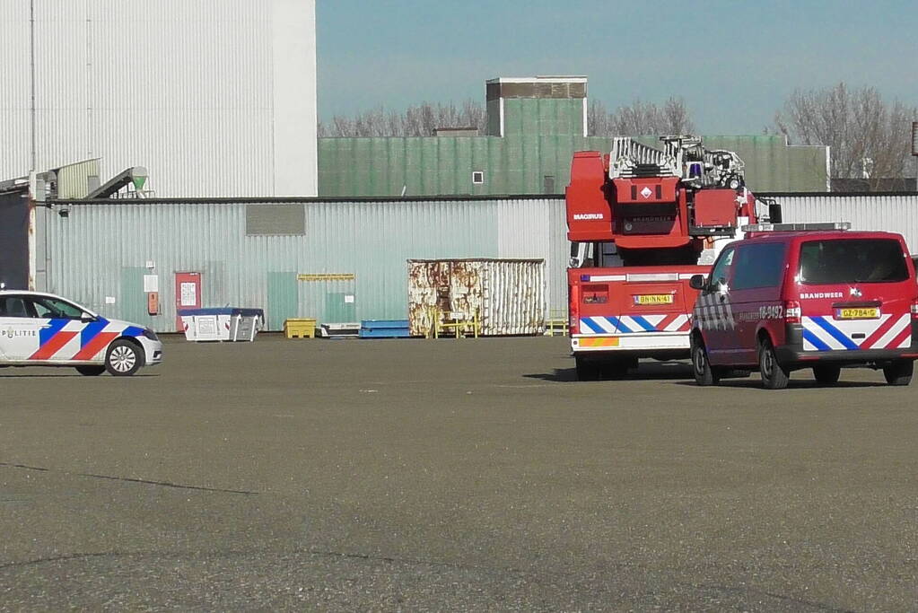 Bedrijfshal vol rook na brand