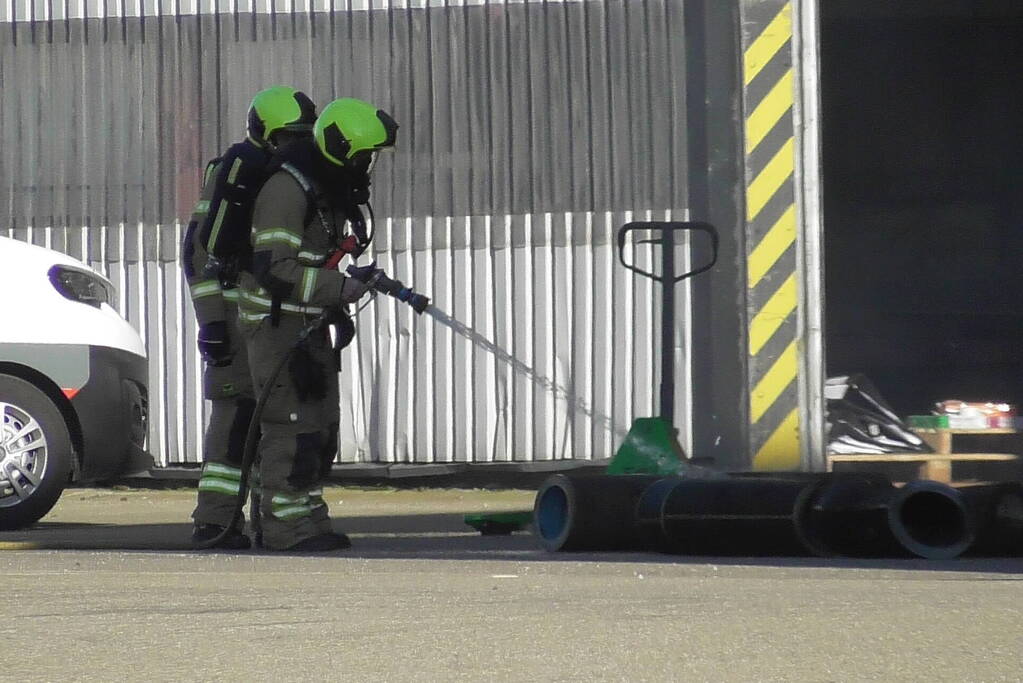 Bedrijfshal vol rook na brand