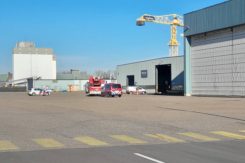 Bedrijfshal vol rook na brand