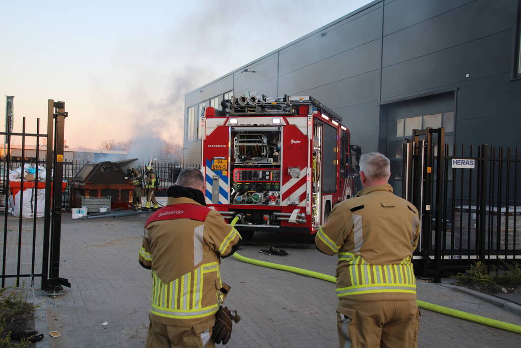 Flinke rookontwikkeling bij brand in container op bedrijventerrein