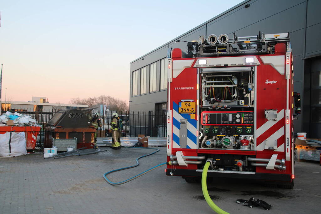 Flinke rookontwikkeling bij brand in container op bedrijventerrein