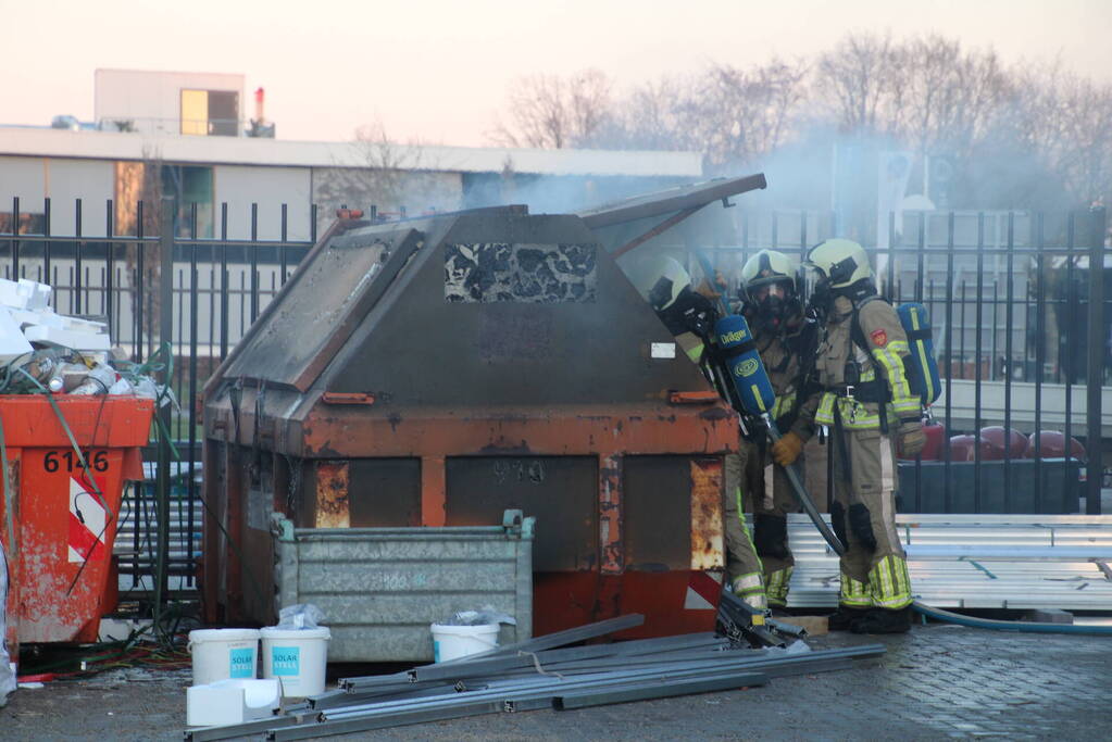 Flinke rookontwikkeling bij brand in container op bedrijventerrein
