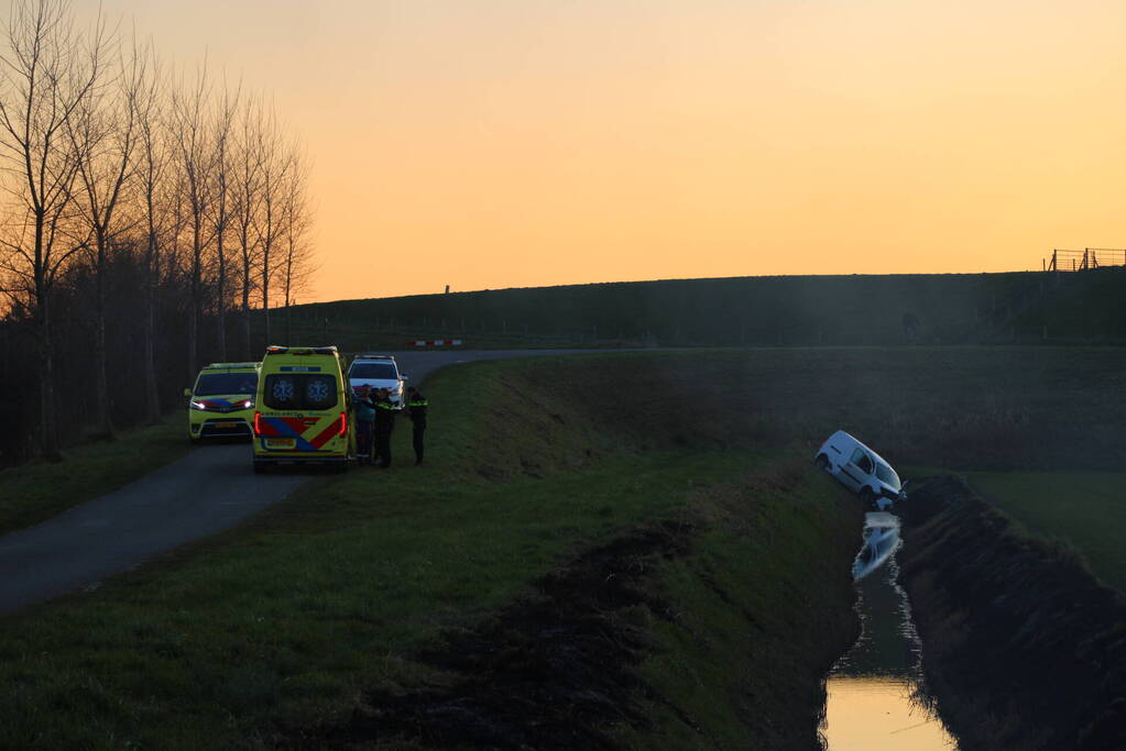 Gewonde nadat bestelbus in sloot belandt