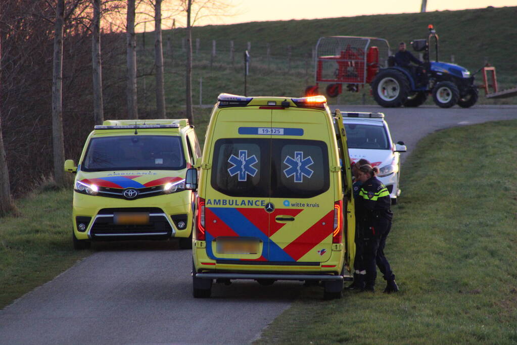Gewonde nadat bestelbus in sloot belandt