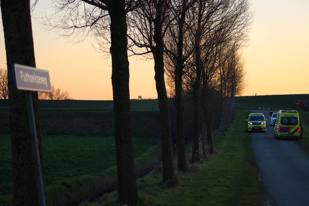 Gewonde nadat bestelbus in sloot belandt