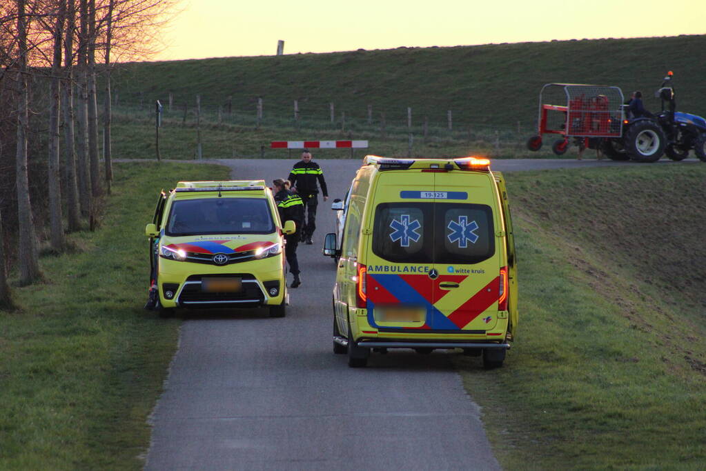 Gewonde nadat bestelbus in sloot belandt