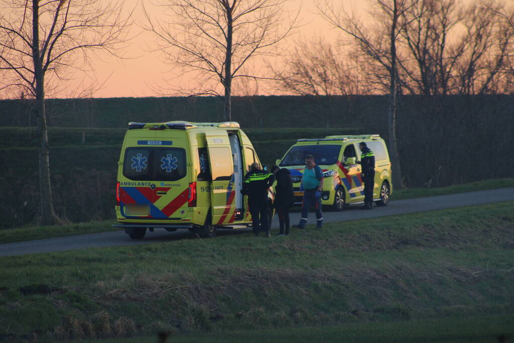 Gewonde nadat bestelbus in sloot belandt