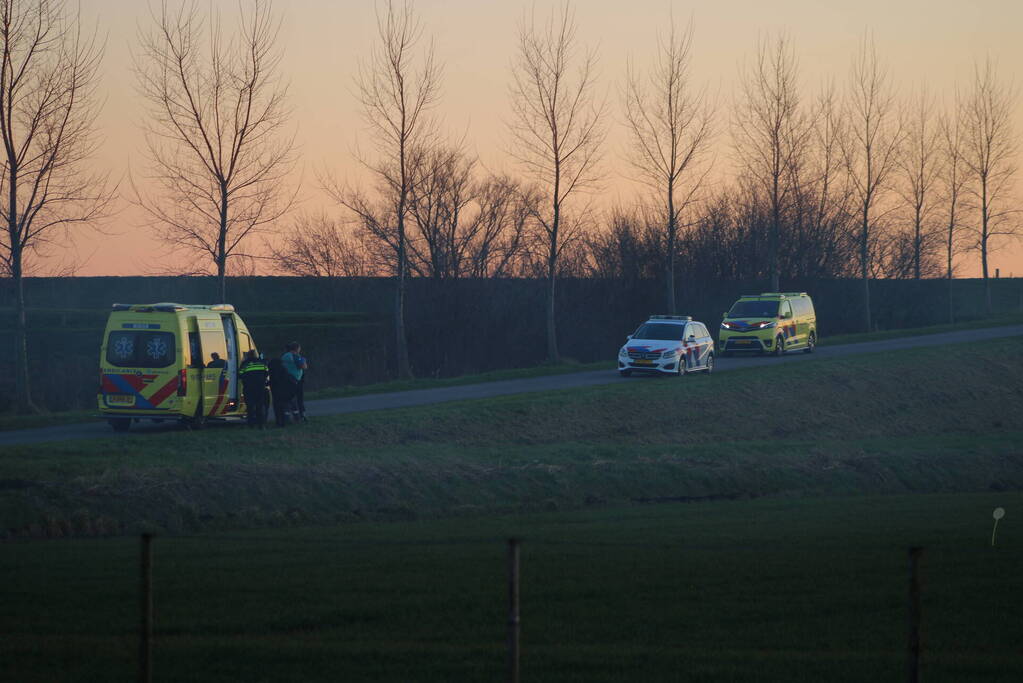 Gewonde nadat bestelbus in sloot belandt