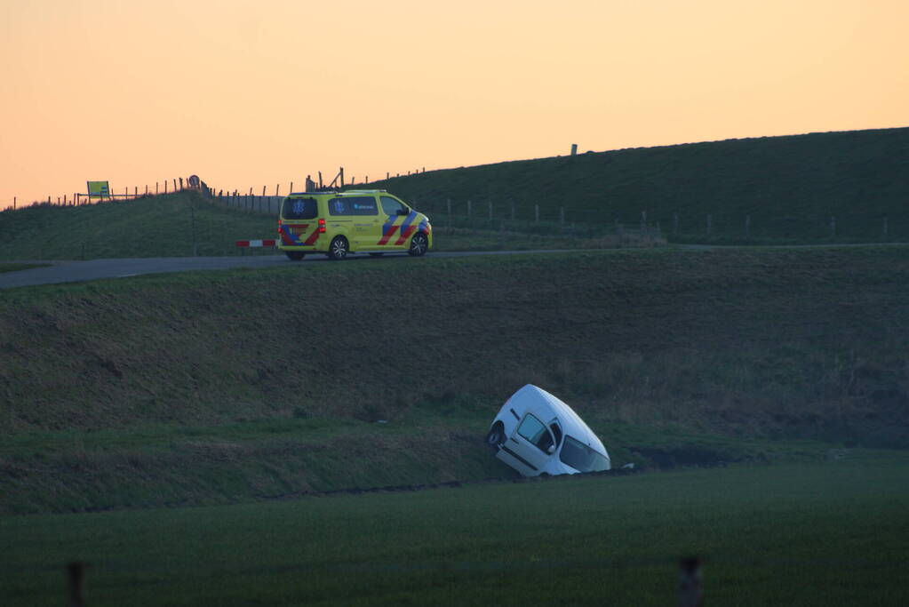 Gewonde nadat bestelbus in sloot belandt