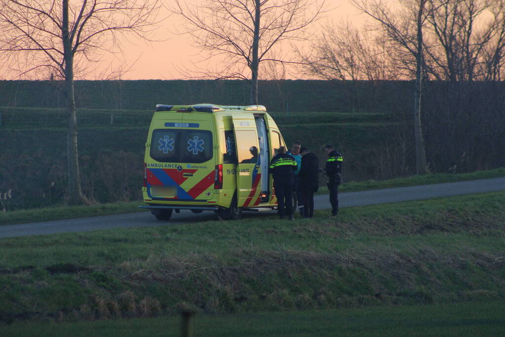 Gewonde nadat bestelbus in sloot belandt