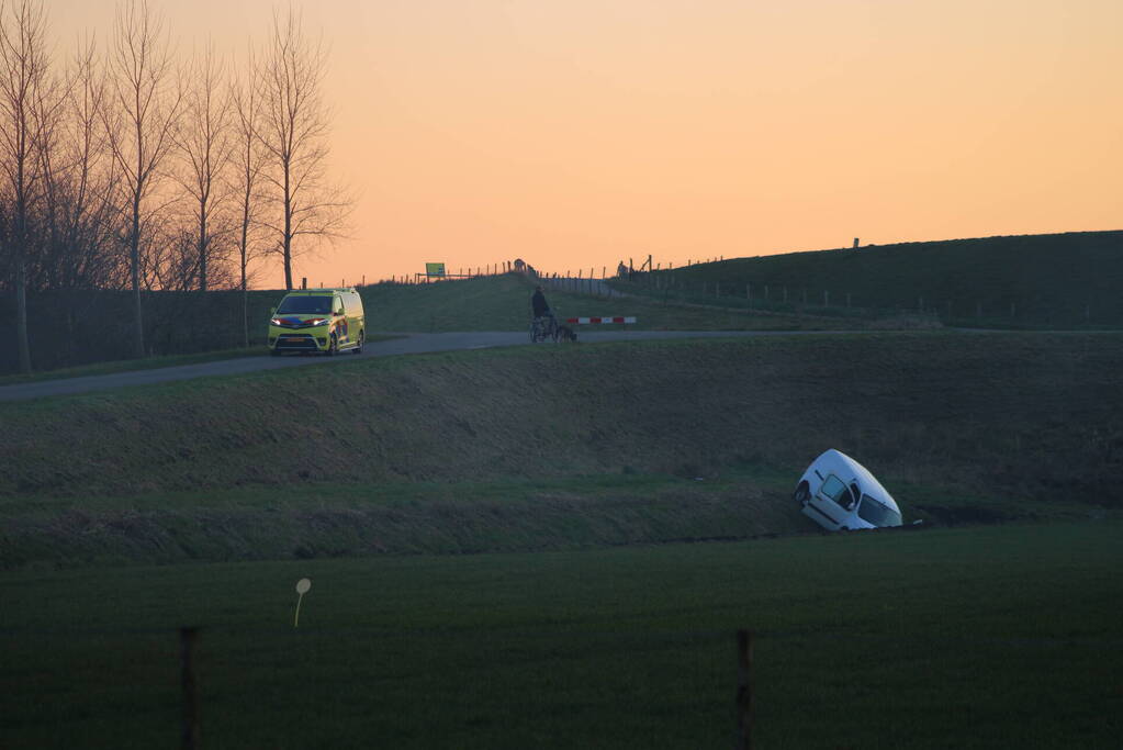 Gewonde nadat bestelbus in sloot belandt