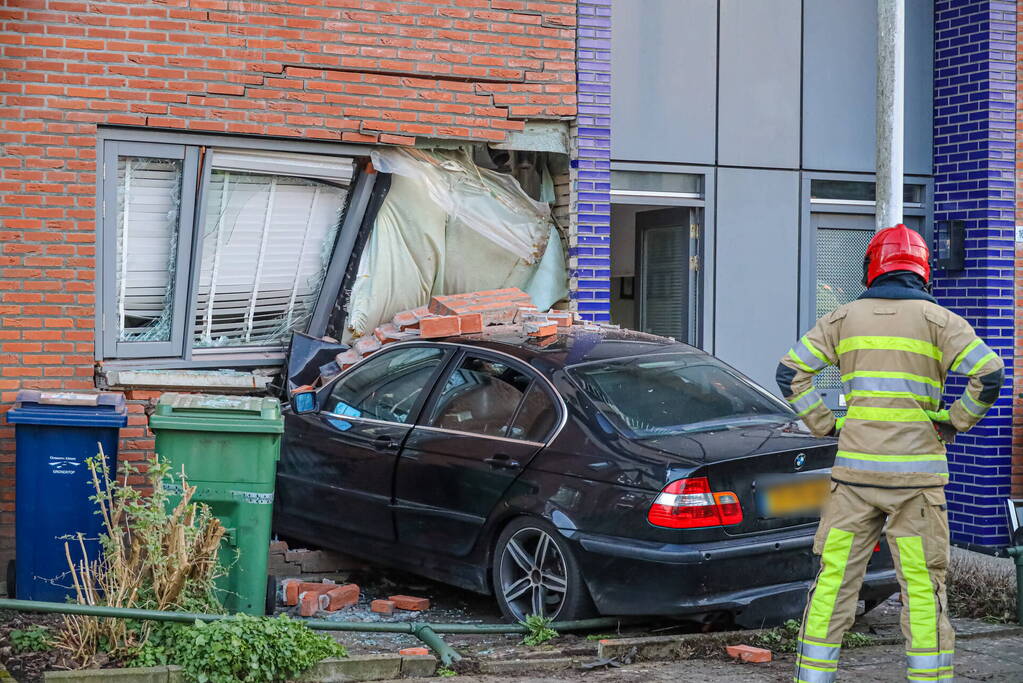Automobilist rijdt woning binnen