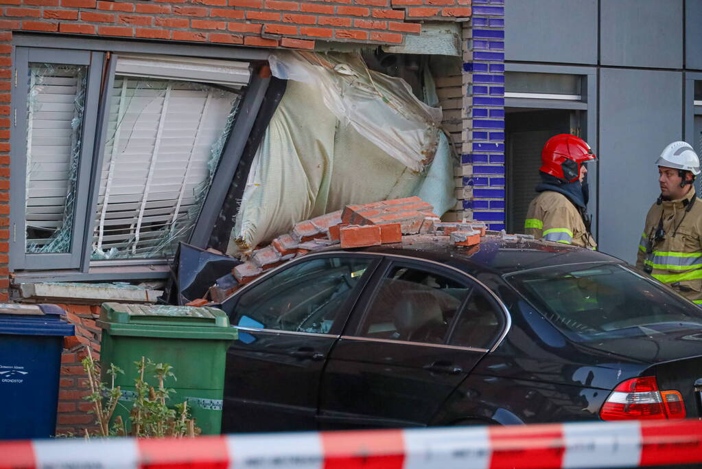 Automobilist rijdt woning binnen