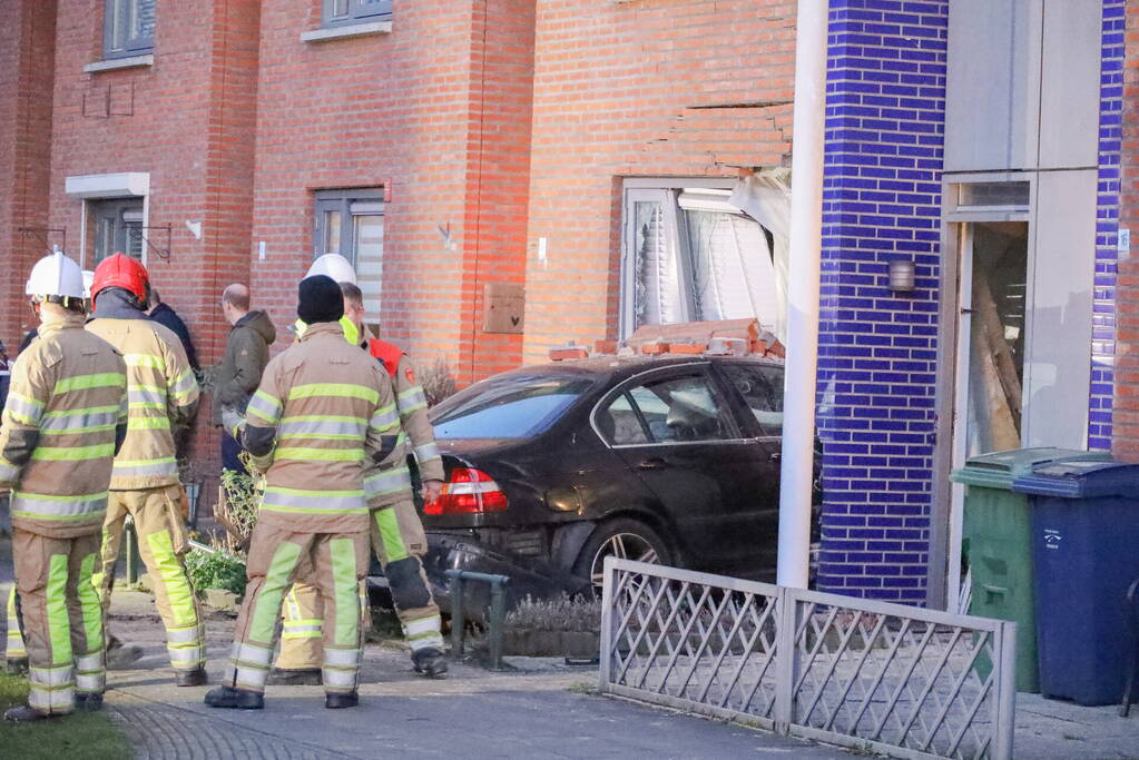 Automobilist rijdt woning binnen